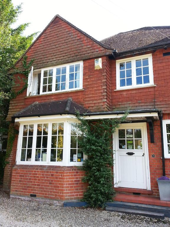 Rosemead Guest House Claygate Exteriör bild